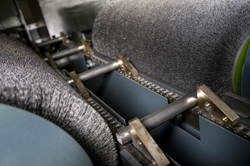 Deburring brushing machine