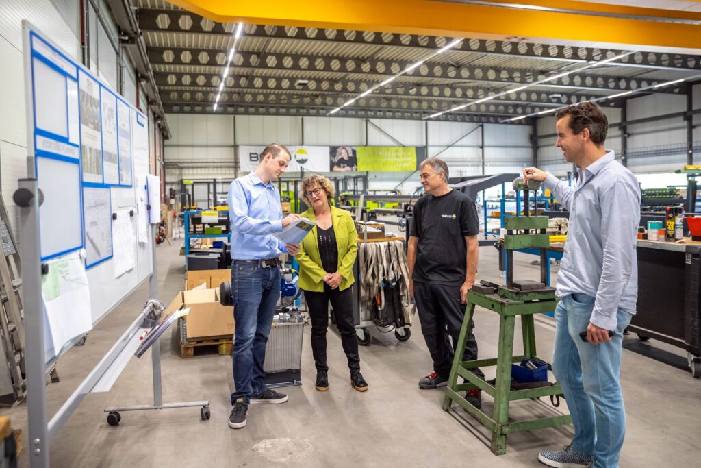 Training operating a cutting line