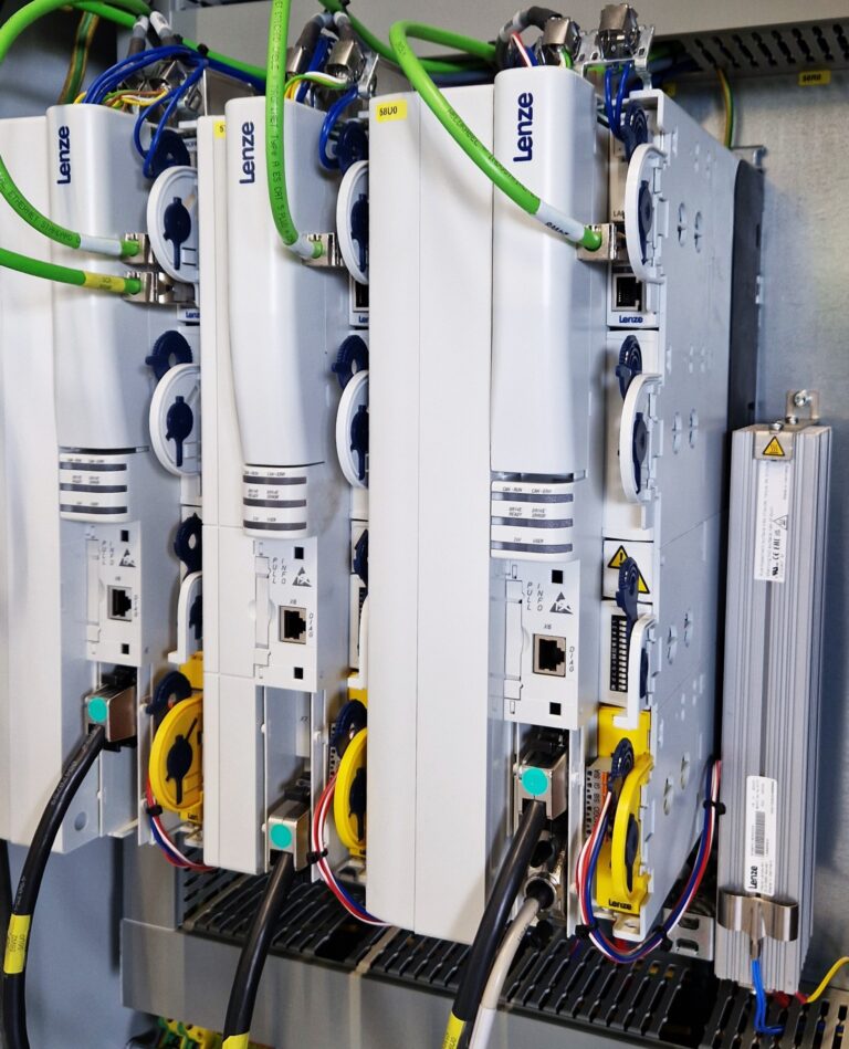 Lenze Drives of the servo motor in a automatic sawing machine