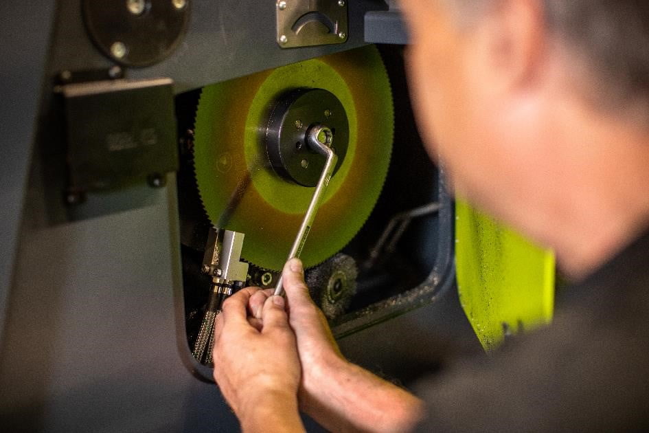 Fitting a saw blade